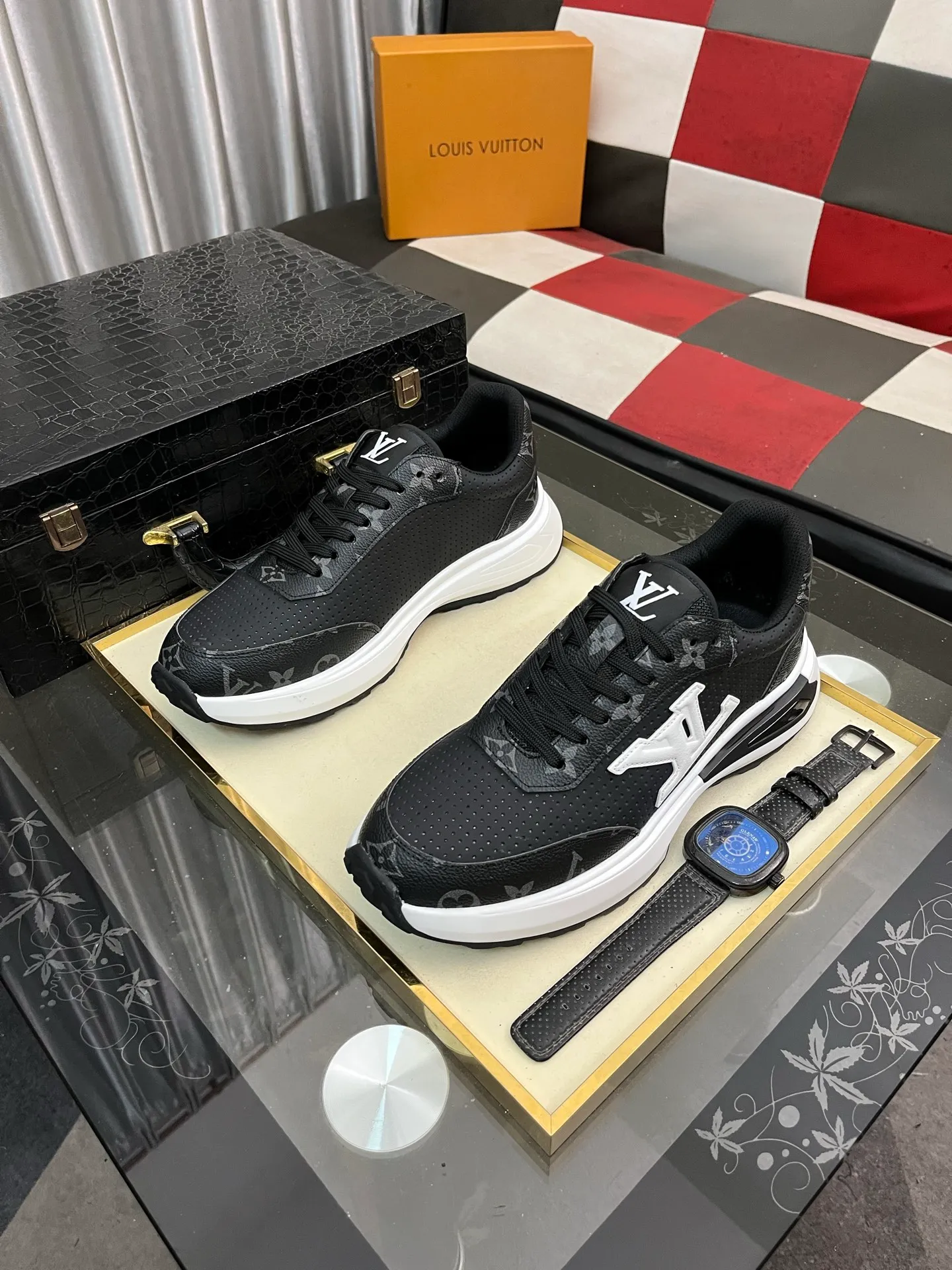 Men's shoes 💰458⌚️⌚️【LOUlS VUlTTON】Louis Vuitton ~ unique and casual style. LV counter purchasing 🏃casual shoes😍😍 Men's 2022 counters are on sale simultaneously, Italian imported brands select first-layer Italian cowhide. 🐑Sheepskin lining (refuses to discolor and rub feet) Sole: Original sole specially provided by the original factory 🎬Better in kind Size number: 38-443️⃣Colors available
